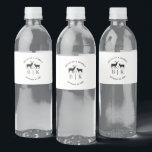 Ehepaar Name Deer Monogram Rustic Country Wedding Wasserflaschenetikett<br><div class="desc">Ein elegantes Reh rustikale Hochzeit Monogramm Ehepaar Namenstext-Design für Sie,  um mit den Namen,  Initialen und Hochzeitsdatum des glücklichen Paares anpassen. Mit dem Design-Tool können Sie die Größe und den Abstand der Schriftart ändern.</div>