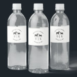 Ehepaar Name Deer Monogram Rustic Country Wedding Wasserflaschenetikett<br><div class="desc">Ein elegantes Reh rustikale Hochzeit Monogramm Ehepaar Namenstext-Design für Sie,  um mit den Namen,  Initialen und Hochzeitsdatum des glücklichen Paares anpassen. Mit dem Design-Tool können Sie die Größe und den Abstand der Schriftart ändern.</div>