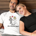 Ehepaar - unter neuer Leitung T-Shirt<br><div class="desc">Ein niedlicher Cartoon eines frisch verheirateten Paares mit dem Titel "unter neuer Leitung". Ist es die Braut oder der Bräutigam,  die die Hose in der Ehe trägt? Ideal für ein Hochzeitsgeschenk,  oder um Flitterwochen zu tragen.</div>