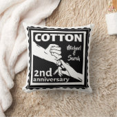 Ehepaar zum zweiten Hochzeitstag mit Händen Kissen (Decke)