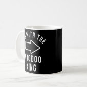 Ehepaare Halloween-Kostüm Ich bin mit dem Voodoo K Kaffeetasse (Vorderseite Links)