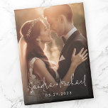 Ehepaare mit Hochzeitsstimmung Foto Magnet<br><div class="desc">Kühlschrankmagnet mit den Namen des Ehepaares in einem handgeschriebenen Stil Skript-Schriftart mit dem unten angegebenen Datum als Overlay über ein benutzerdefiniertes Foto.</div>