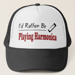 Eher spielt Harmonika Truckerkappe