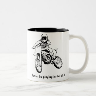 Eher spielt im Schmutz (Schwarzes/Weiß) Zweifarbige Tasse