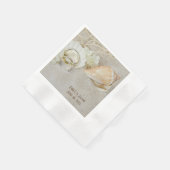 Eheringe und Muscheln im Sand Serviette (Ecke)