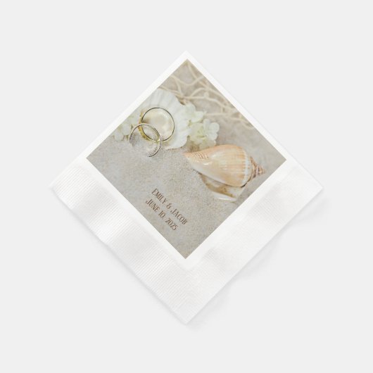 Eheringe und Muscheln im Sand Serviette (Ecke)