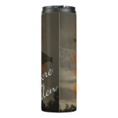 Ehre die Toten - vergiss nicht, ihr Opfer zu begeh Thermosbecher (Rückseite)