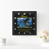 Ehrenadler am Meeresufer stehend Quadratische Wanduhr (Zuhause)