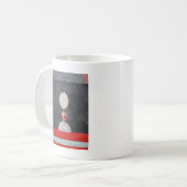 Ei über Rot und Schwarzem Kaffeetasse (Vorderseite Links)