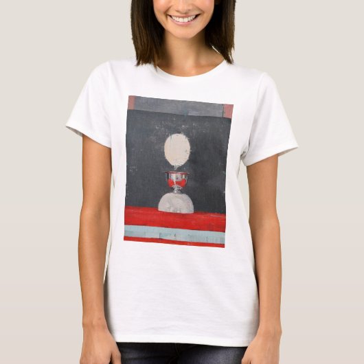 Ei über Rot und Schwarzem T-Shirt (Vorderseite)