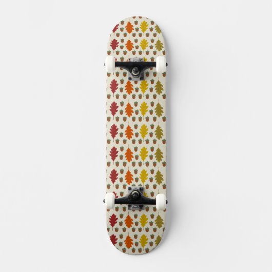 Eichen-Blätter und Acorns Herbstmuster Skateboard (Vorderseite)
