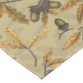 Eichen und Eichen-Blätter auf Ekru Tischdecke (Schrägansicht)