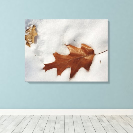 Eichenblatt auf dem Schnee Leinwanddruck (Insitu (Holzboden))