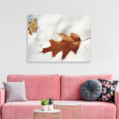 Eichenblatt auf dem Schnee Leinwanddruck (Insitu (Wohnzimmer))