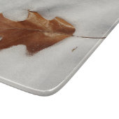 Eichenblatt auf dem Schnee Schneidebrett (Ecke)