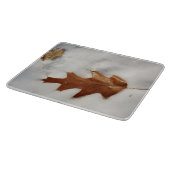 Eichenblatt auf dem Schnee Schneidebrett (Ecke)