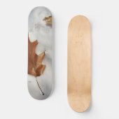 Eichenblatt auf dem Schnee Skateboard (Vorderseite)