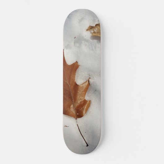 Eichenblatt auf dem Schnee Skateboard (Vorderseite)