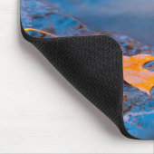 Eichenblatt auf Felsen im Rosseau River Mousepad (Ecke)