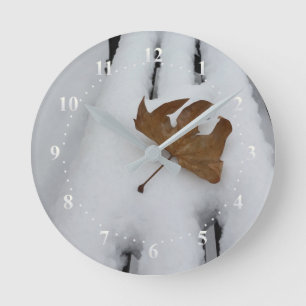 Eichenblatt für neuen Schnee Runde Wanduhr