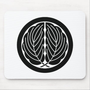 Eichenblätter in einem Kreis umfassend Mousepad