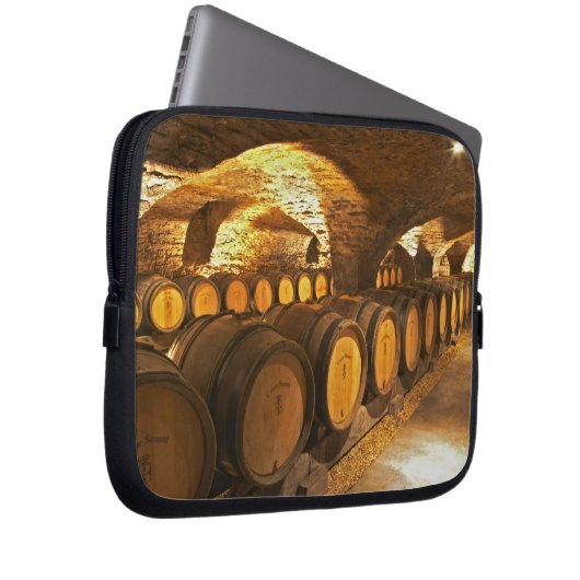 Eichenfässer im Keller des Domaine Comte Laptopschutzhülle (Vorne Rechts)
