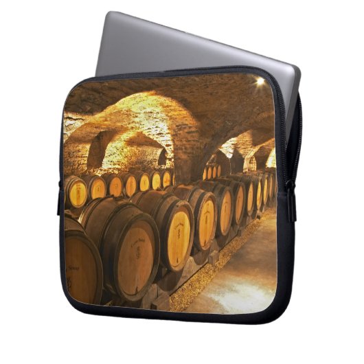 Eichenfässer im Keller des Domaine Comte Laptopschutzhülle (Vorderseite Links)