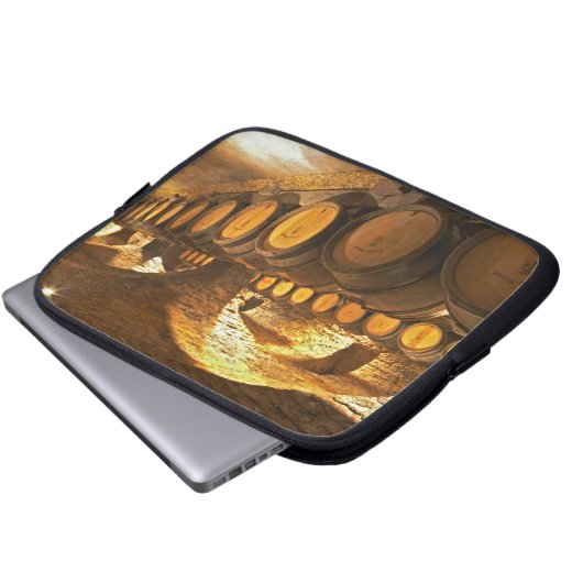 Eichenfässer im Keller des Domaine Comte Laptopschutzhülle (Vorne Knopf)