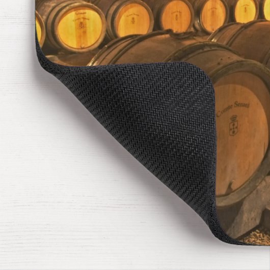Eichenfässer im Keller des Domaine Comte Mousepad (Ecke)