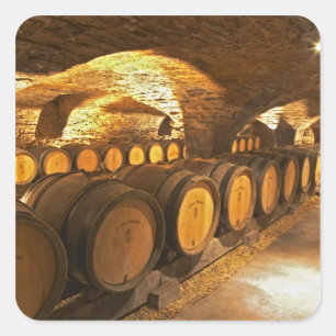 Eichenfässer im Keller des Domaine Comte Quadratischer Aufkleber