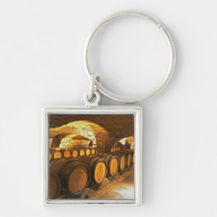 Eichenfässer im Keller des Domaine Comte Schlüsselanhänger