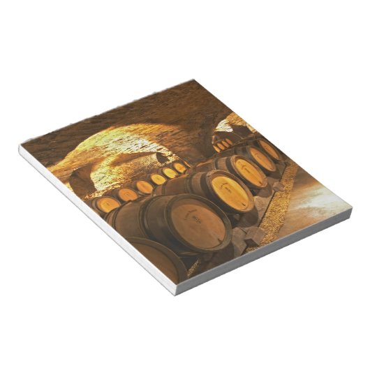 Eichenfässern im Keller der Domaine Comte Notizblock (angewinkelt)