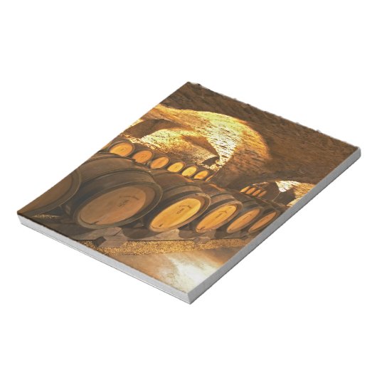 Eichenfässern im Keller der Domaine Comte Notizblock (Rotiert)