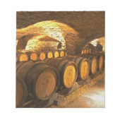 Eichenfässern im Keller der Domaine Comte Notizblock (Vorderseite)
