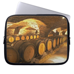 Eichentonnen im Keller des Domaine Comte Laptopschutzhülle