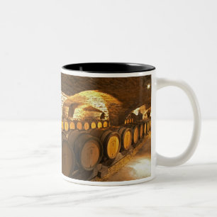 Eichentonnen im Keller des Domaine Comte Zweifarbige Tasse