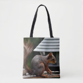 Eichhörnchen am Vogelfeeder Tasche (Vorderseite)