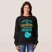 Eichhörnchen am Vogelfutterhaus Sweatshirt (Vorne ganz)