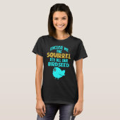 Eichhörnchen am Vogelfutterhaus T-Shirt (Vorne ganz)