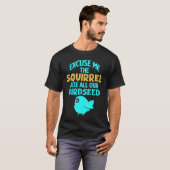 Eichhörnchen am Vogelfutterhaus T-Shirt (Vorne ganz)