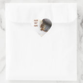 Eichhörnchen auf einer Bank und Nüsse Herz-Aufkleber (Tasche)