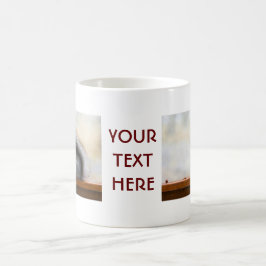 Eichhörnchen auf einer Bank und Nüsse Kaffeetasse