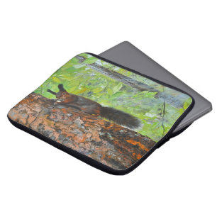 Eichhörnchen auf Kiefer – realistische Ölgemälde Laptopschutzhülle
