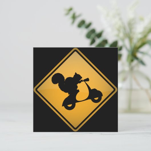 Eichhörnchen auf Roller-Warnzeichen-Einladung Einladung (Stehend Vorderseite)