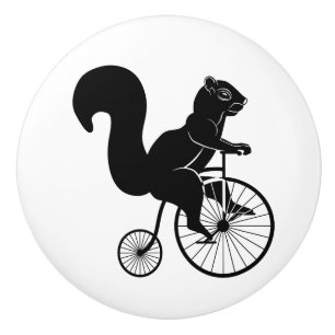 Eichhörnchen auf Vintagem Fahrrad Keramikknauf