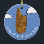 Eichhörnchen Baby's First Christmas Keramik Ornament<br><div class="desc">Dieses Jahr ist es jemandes erstes Weihnachten - denken Sie daran mit diesem bezaubernden,  handgewebten Eichhörnchendekor!</div>