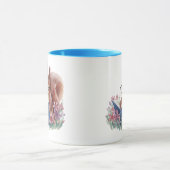 Eichhörnchen, das Buch in einem Bed of Blume liest Tasse (Zentrum)