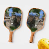 Eichhörnchen, das dich von einem Baum beobachtet Pickleball Schläger