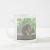 Eichhörnchen, das E-Gitarre spielt Mattglastasse (Links)