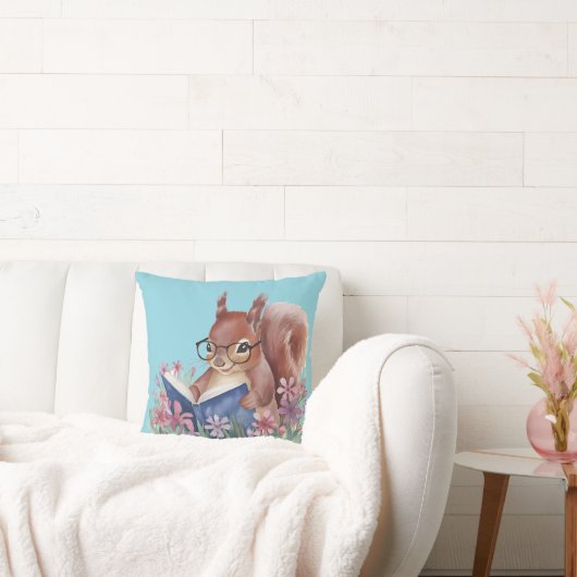 Eichhörnchen, das ein Buch liest, eingebettet in B Kissen (Liege)